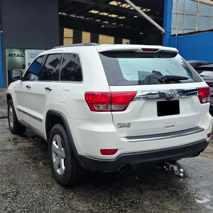 2011 Jeep GRAND CHEROKEE — 3