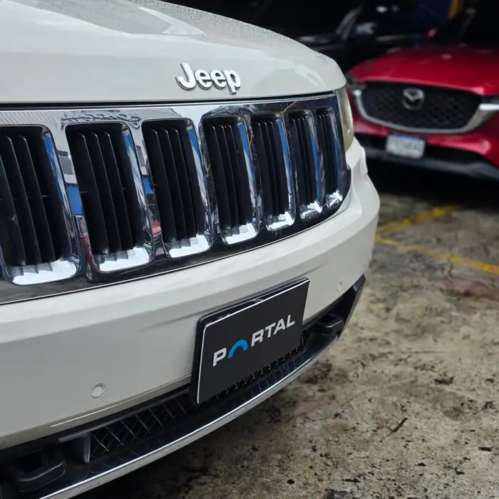 2011 Jeep GRAND CHEROKEE — 4
