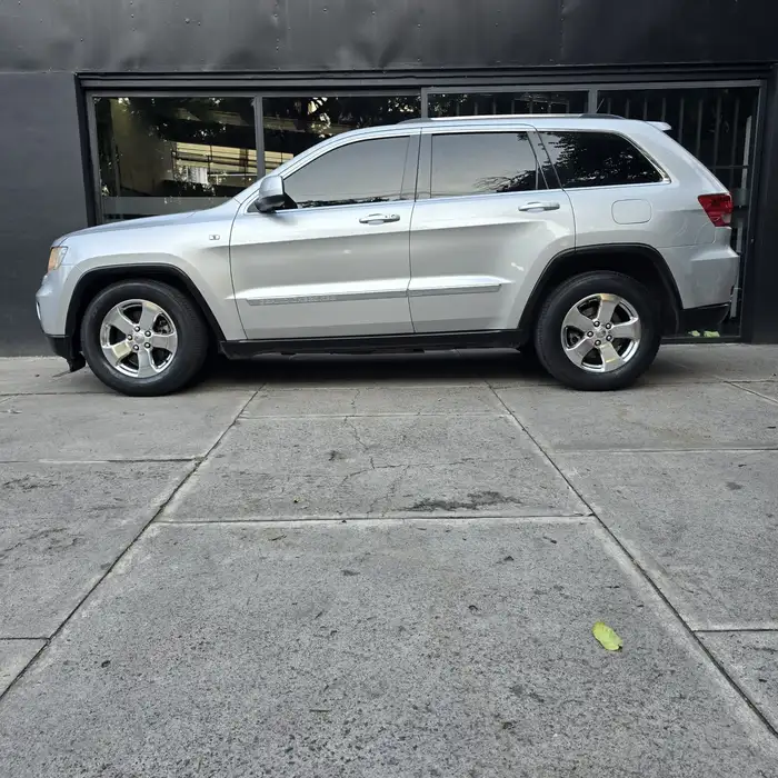 2011 Jeep GRAND CHEROKEE — 3