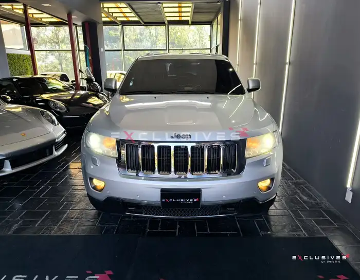 2011 Jeep GRAND CHEROKEE — 2