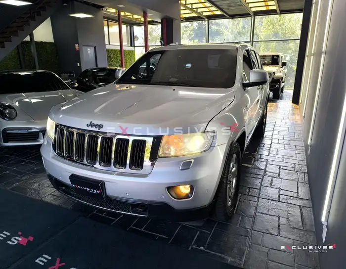 2011 Jeep GRAND CHEROKEE — 3