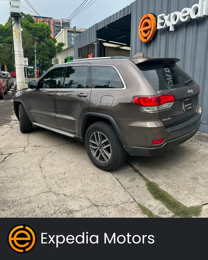 2020 Jeep LAREDO — 3