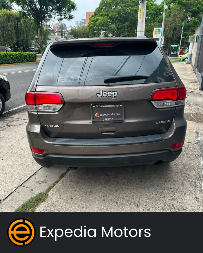2020 Jeep LAREDO — 4