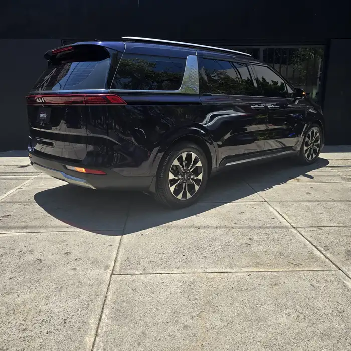 2023 Kia Carnival — 4