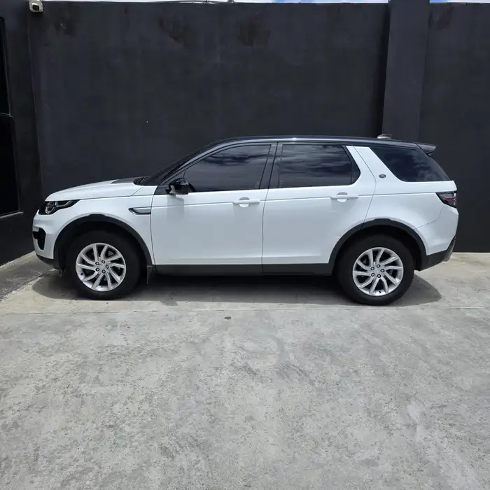 2017 Land Rover DISCOVERY — 3