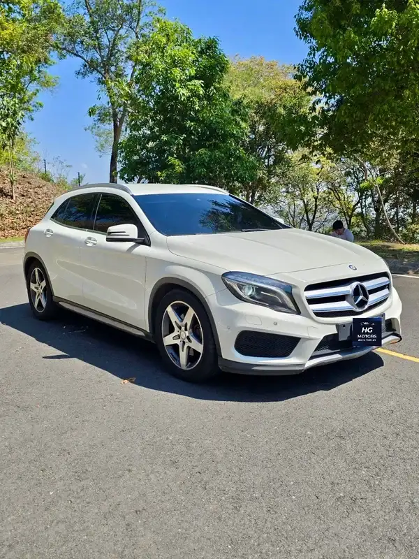 2017 Mercedes-Benz CLASE GLA — 1