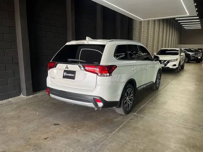2019 Mitsubishi Outlander — 2