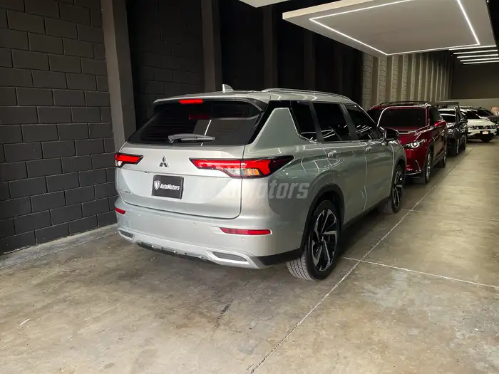 2024 Mitsubishi Outlander — 2