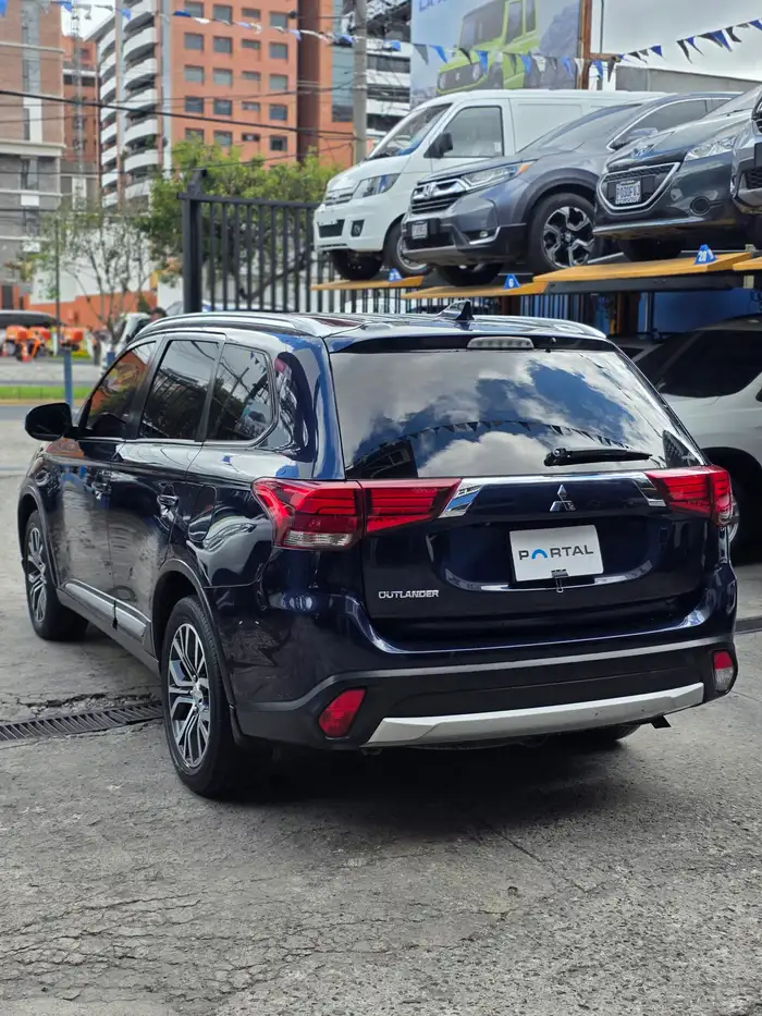2019 Mitsubishi Outlander — 4