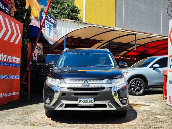 2020 Mitsubishi Outlander — 2