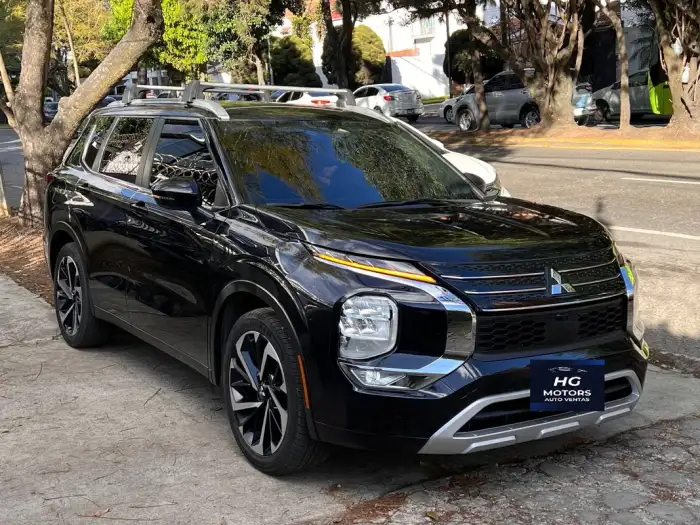 2022 Mitsubishi Outlander — 1