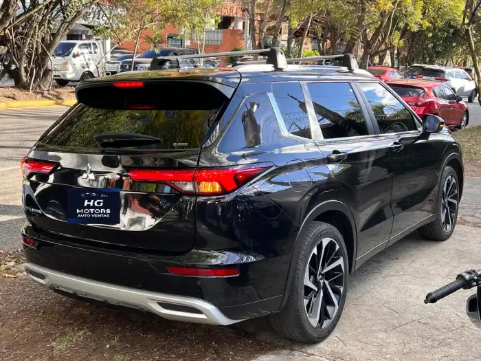 2022 Mitsubishi Outlander — 2