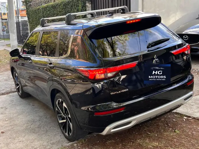 2022 Mitsubishi Outlander — 4