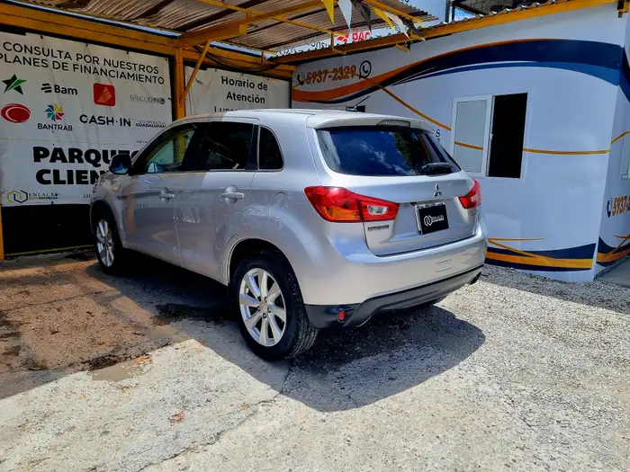 2014 Mitsubishi Outlander — 4