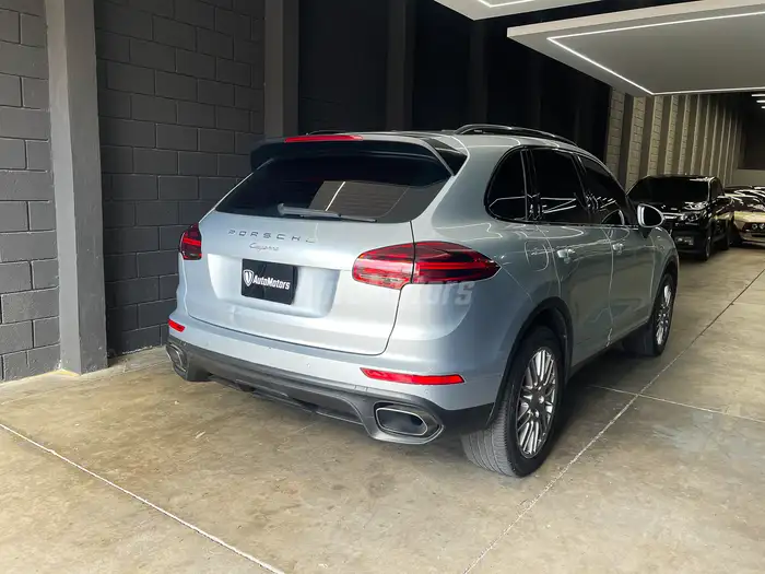 2017 Porsche CAYENNE — 2