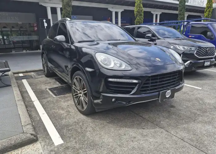 2011 Porsche CAYENNE — 3