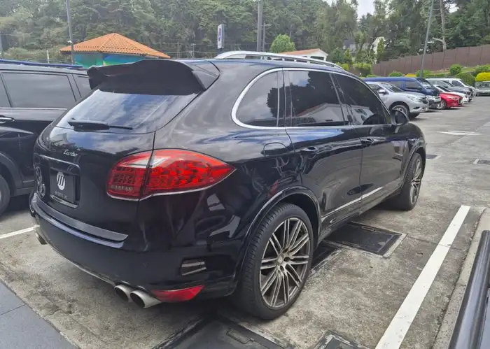 2011 Porsche CAYENNE — 4