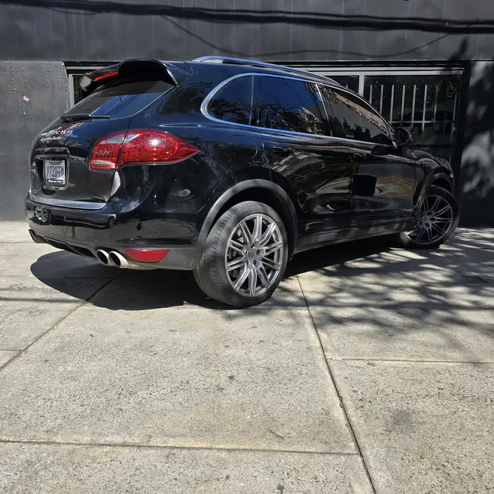 2012 Porsche CAYENNE — 4