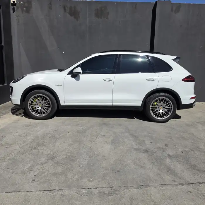 2017 Porsche CAYENNE — 3