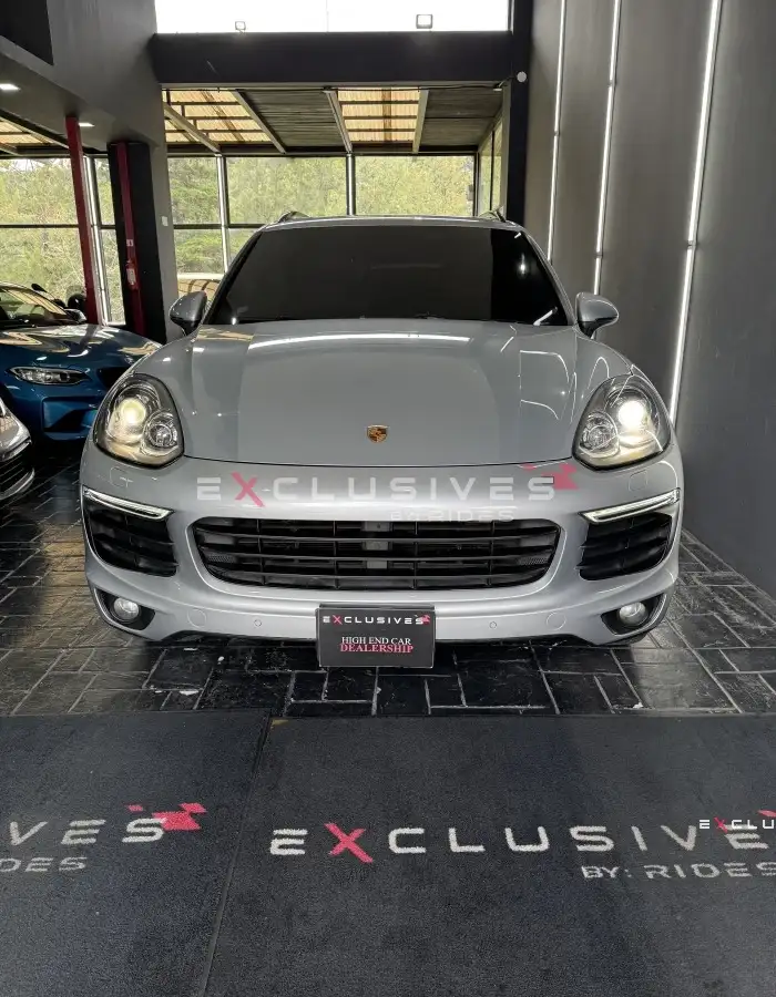 2017 Porsche CAYENNE — 2