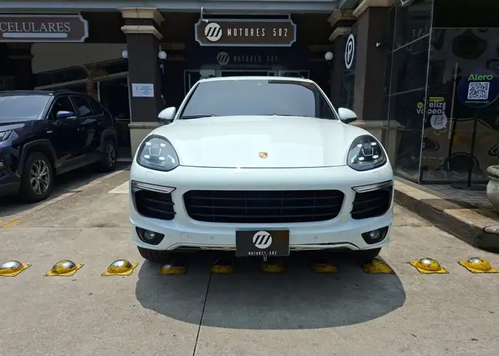 2018 Porsche CAYENNE — 2