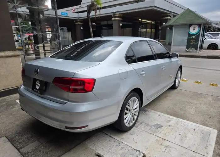 2015 Volkswagen JETTA — 4